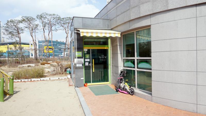 단지 내에 어린이집이 있어 통학버스를 이용하지 않고서 도보로 등하원 할 수 있어요~ 통학걱정이 없으며, 안전하게 믿고 맡길수 있어요