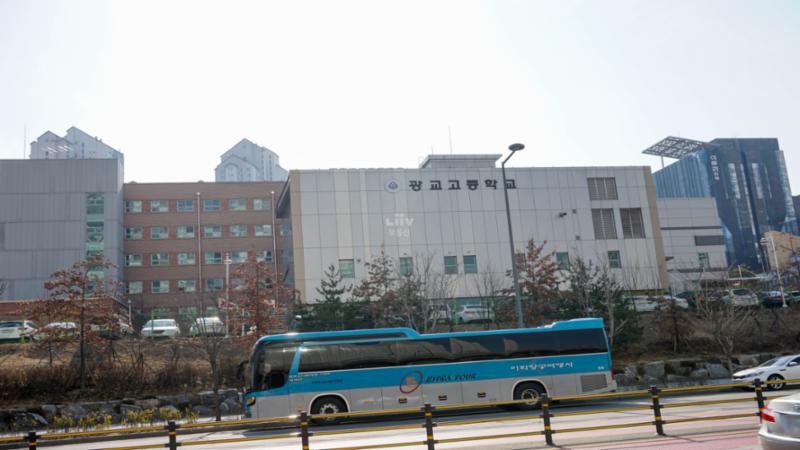 단지 인근 거리에 위치한 광교고등학교입니다