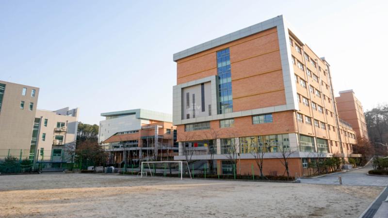 단지 인근 거리에 위치한 다산중학교입니다