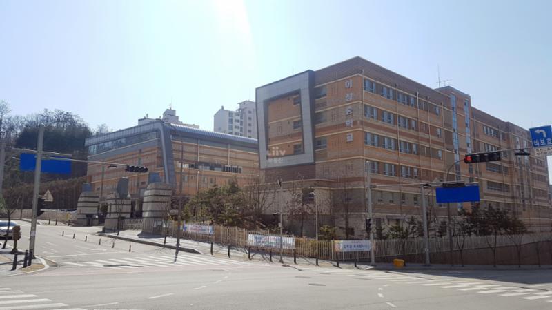 단지 인근에 중학교가 위치하고 있어 학생들이 안전하고 편리하게 등하교를 할수 있습니다