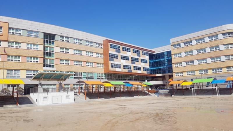 단지 인근에 위치해 있는 중일초등학교입니다