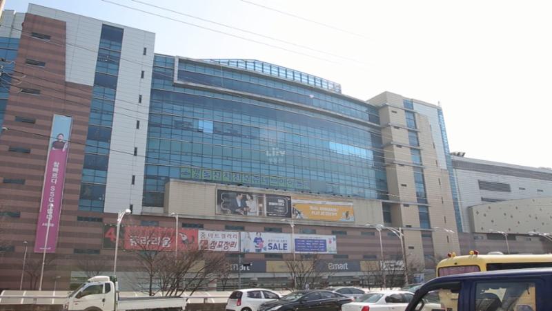 단지 주변에 위치한 대형마트로  다양한 식재료 및 생활 용품이 있는 대형마트가 단지와 인접해 있어 생활의 편의를 더했습니다