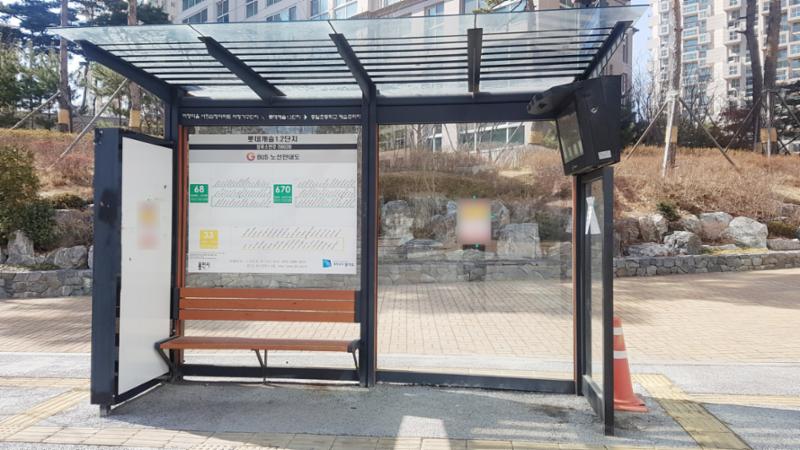 단지 앞에 버스정류장이 위치하고 있어, 이용이 편리하고 다수의 노선이 존재해 출퇴근시 이용이 매우 용이합니다