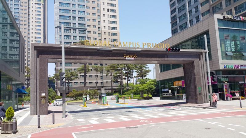 글로벌캠퍼스푸르지오 단지의 이미지를 높여주고 아파트 가치를 드높여 주는 멋스러운 대형 문주가 마련된 (정문/후문)이에요