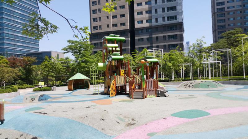 안전 바닥재를 설치한 놀이터 이에요