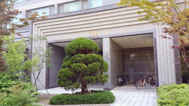 고급스러운 디자인의 공용현관 입구이에요