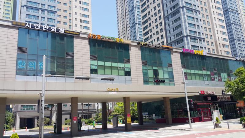 정문 주변으로 상가가 조성되어 있으며, 편의점, 부동산, 미용실, 세탁소, 마트 등 다양한 상가들이 입점해 있어요