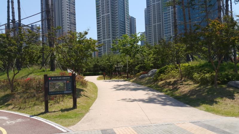 단지 주변으로 송도누리공원이 위치해 있습니다