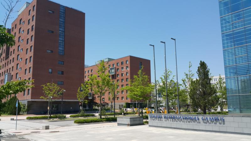 아파트 주변에 위치한 연세대학교입니다