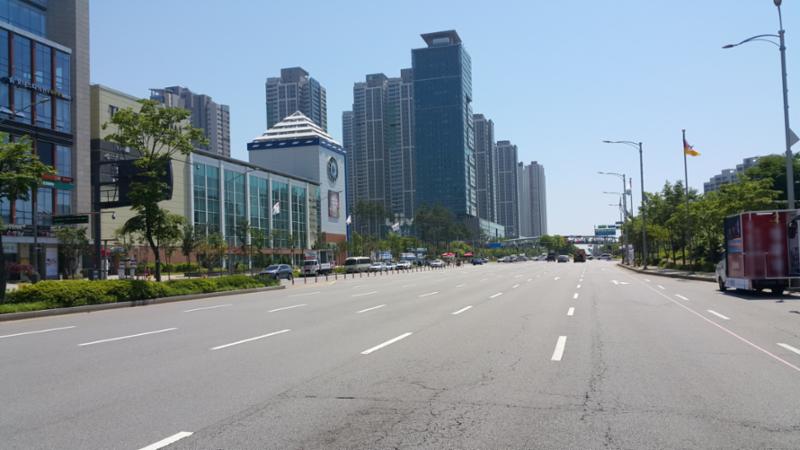 단지 인근에 위치한 송도국제대로입니다