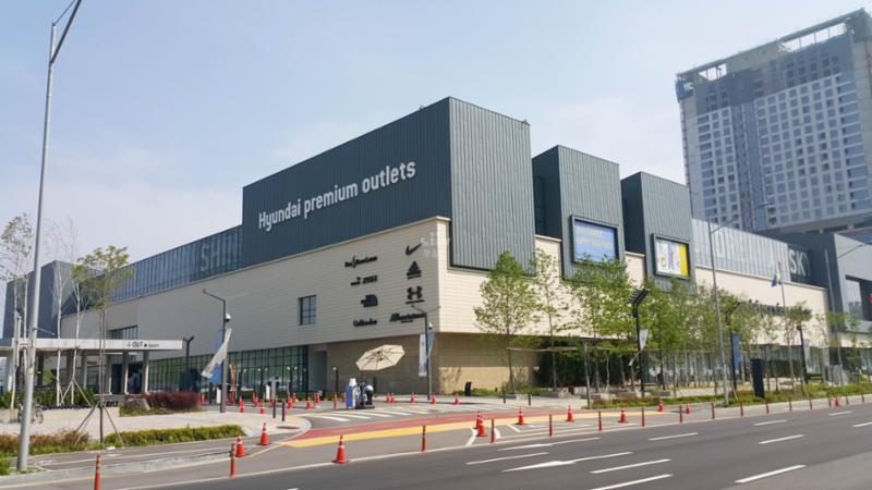 단지 주변에 위치한 현대프리미엄아울렛입니다