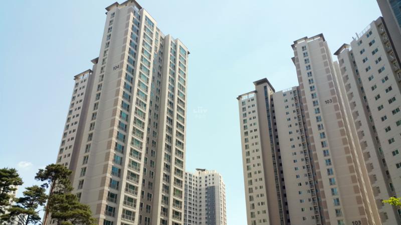 신축 단지답게 세련된 단지 외관 디자인이 돋보이며 깨끗한 외관 상태를 보여주고 있어요