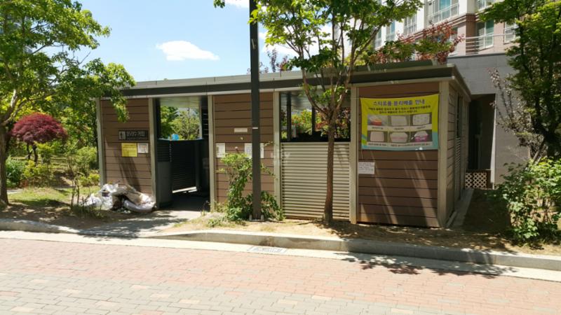 지붕이 있어 우천시에도 편리한 이용이 가능한 분리수거장이에요