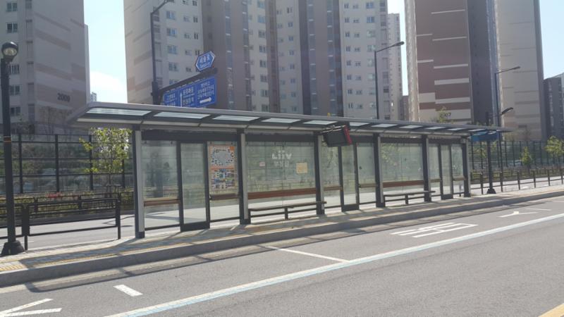 단지 인근에 위치한 버스정류장(명현학교) 모습입니다