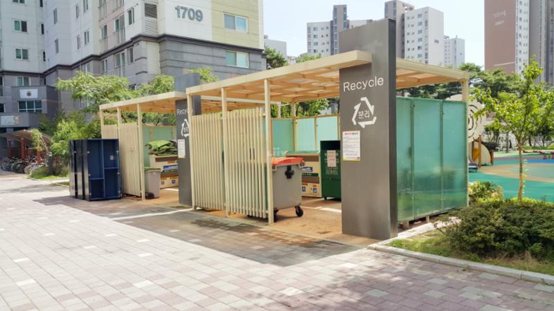쓰레기 , 재활용쓰레기를 버릴 수 있도록 공간이 마련되어 있고 깨끗하게 잘 정돈되고 계수대가 설치되어 있어 주민들이 편리하게 이용할 수 있어요