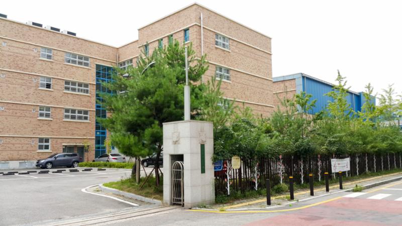 차량 4분 거리에 위치한 고양동산고등학교입니다