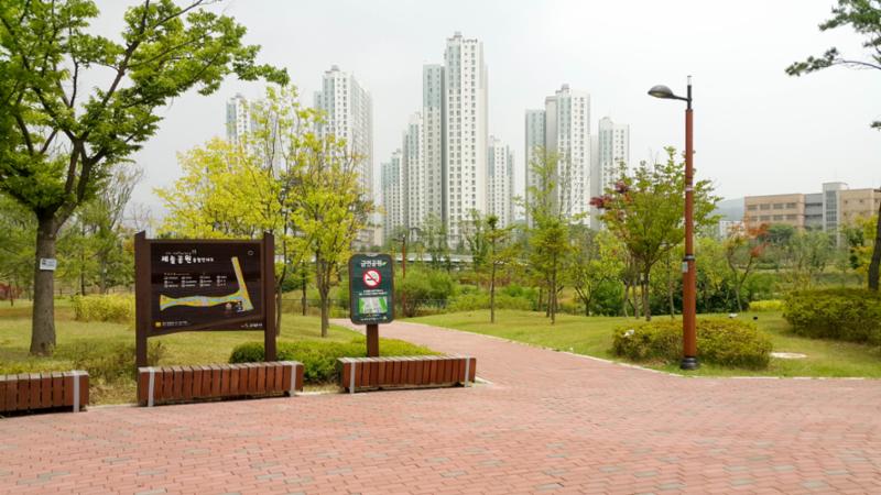 단지 주변에 위치한 새솔공원 입니다