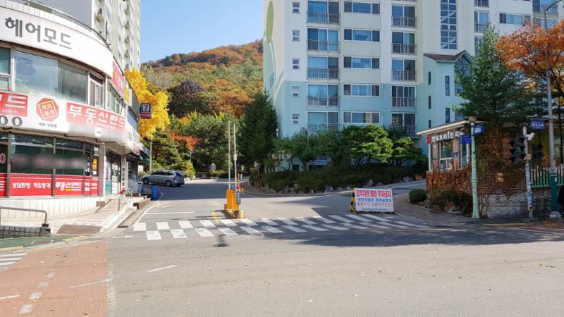 외부 차량의 출입을 통제할 수 있는 반도보라빌리지1단지 정문이에요