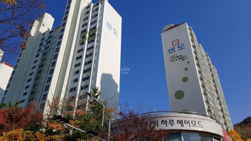 2002년도에 입주한 단지로 외관은 깔끔하게 관리된 모습이에요