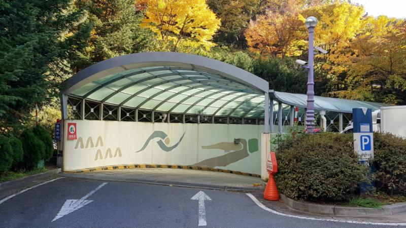 지하로 연결되어 있는 지하주차장 출입구에요