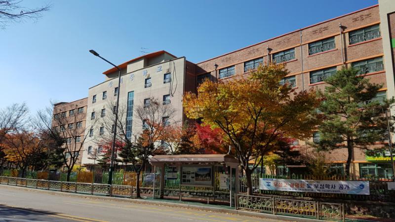 단지와 인접해 있는 갈뫼중학교입니다