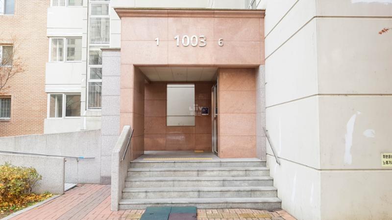 상암월드컵파크10단지 1층 공용현관이에요