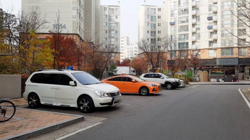 단지 현관 곳곳마다 지상 주차장이 마련되어 있고 넓이 또한 넉넉하여 차량 간의 불편사항이 없으며 도로와 인접해 정문이나 후문으로 이동이 편해져요