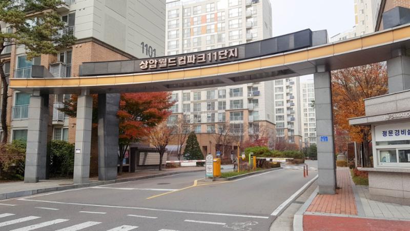 멋스러운 문주가 돋보이는 단지 정문이에요