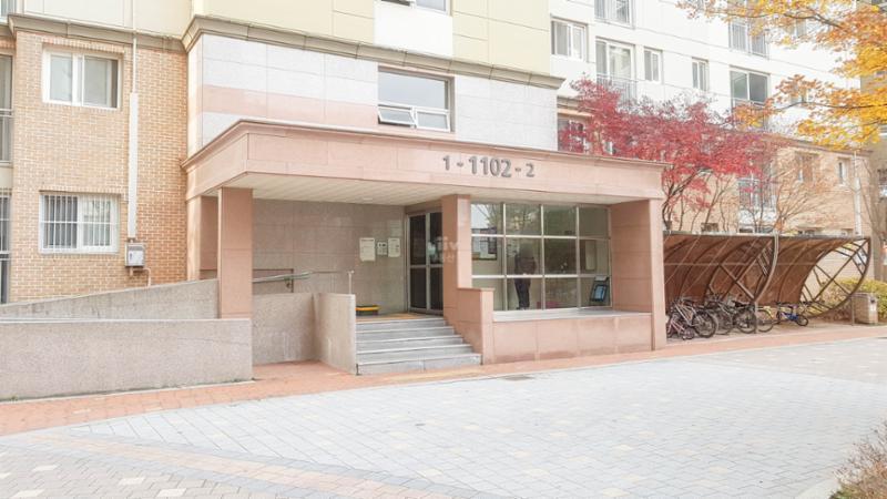 고급스러운 디자인의 공용현관 입구에요