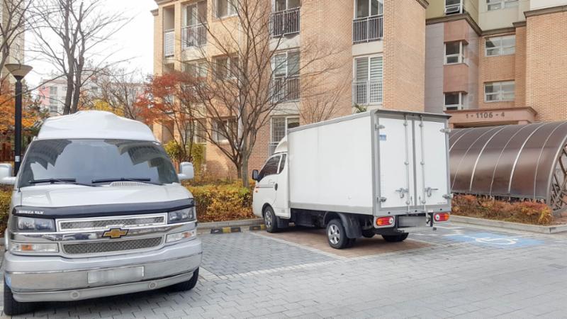 현관과 바로 연결되는 지상주차장이에요