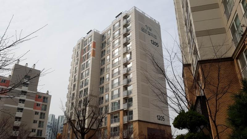단지만의 특별한 외관 디자인으로 품격 있고 고급스러움이 느껴지는 단지 모습이에요