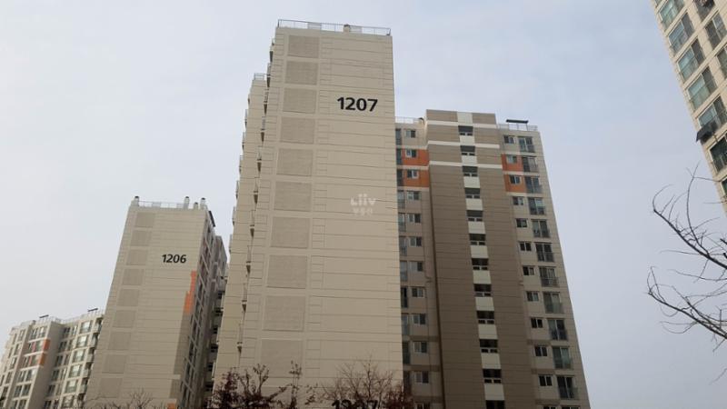 고급스러운 디자인과 차별화된 분위기로 단지의 품격을 한층 더 높이는 상암월드컵파크12단지 전경 모습이에요