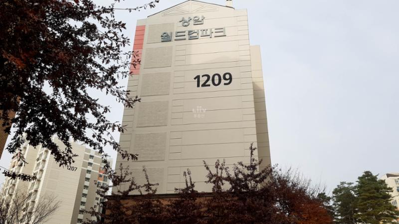 상암월드컵파크12단지의 특유의 색채와 디자인이 묻어 있는 단지 외형이에요