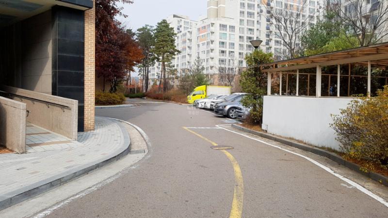 경사진 곳 없이 평평한 보행로와 차도를 갖추고 있어요