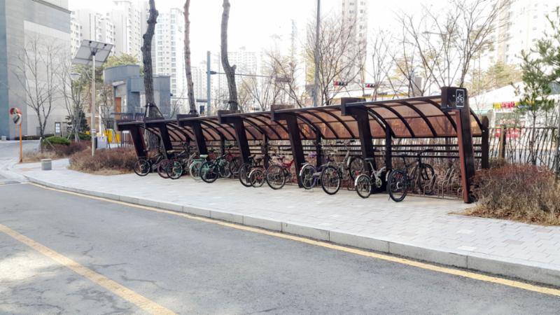 자전거를 보관할 수 있도록 공간이 마련되어 있으며, 단지 곳곳에도 자전거 보관소를 제공하여 입주민의 자전거를 안전하게 보관 할 수 있도록 하였어요
