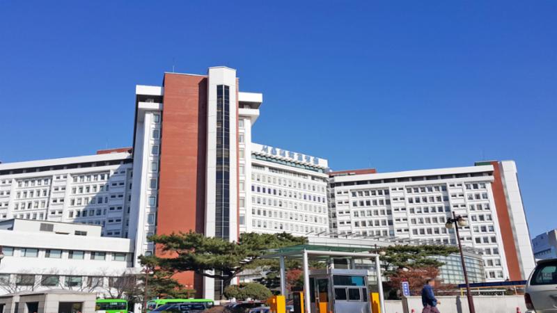단지 주변에 위치한 대형 의료시설인 서울대학교병원입니다