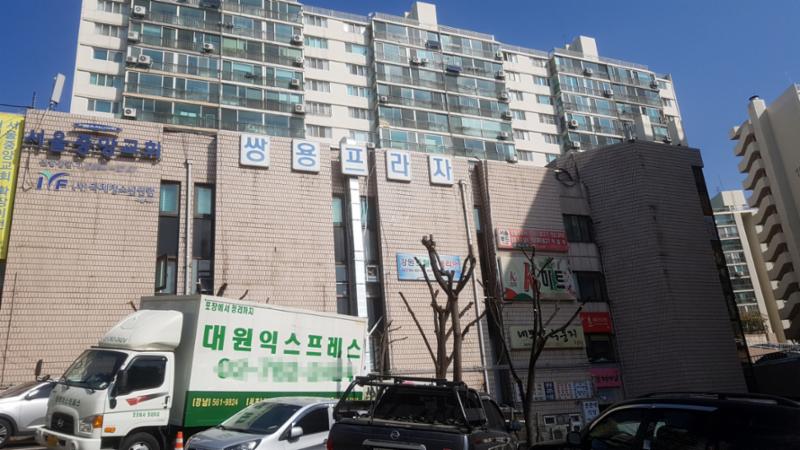 단지 내 상가가 배치되어 있고 다양한 업종의 상가들이 입점해  입주민들이 멀리 가지 않아도 편리하게 이용할 수 있도록 신경 쓴 모습 이에요
