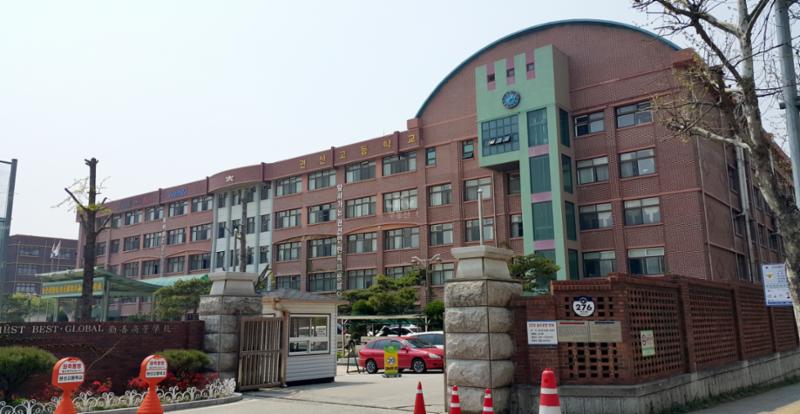 단지 주변에 위치한 권선고등학교입니다