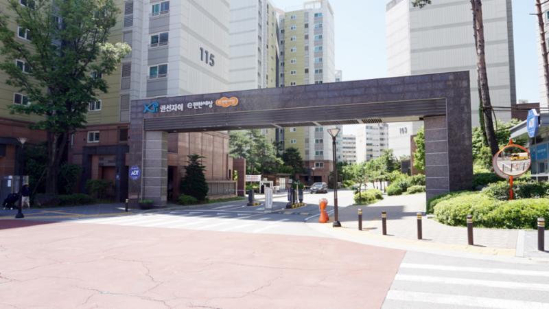 멋스러운 문주가 돋보이는 단지정문이에요