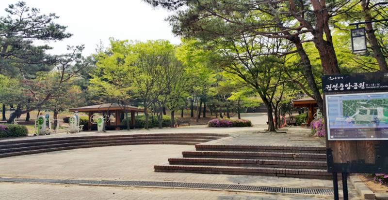 단지 주변에 위치한 권선중앙공원입니다