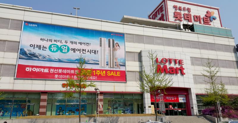 단지 주변에 위치한 대형마트로 이용이 편리하고 대형주차장이 함께 설치되어 있어 주말에도 주차 걱정없이 편리하게 이용할 수 있습니다
