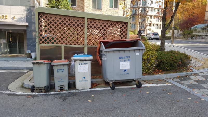 입주민들의 생활편의를 위하여 재활용 분리수거장을 야외에 별도로 설치하여 편의를 높였으며, 단지를 깨끗하게 관리할 수 있어요