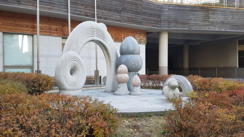 단지 곳곳에 잘 관리된 화단과 다양한 조형물이 갖춰져 있어 보는 재미가 있는 조형물이에요