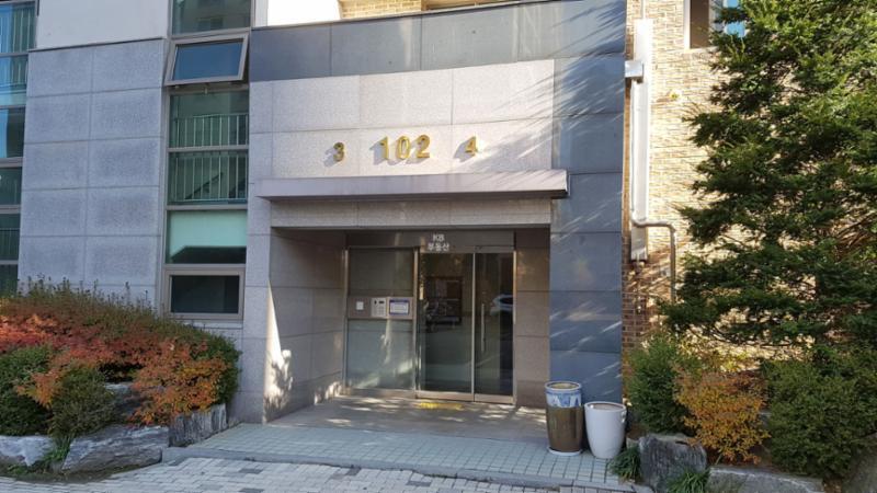 섬마을휴먼시아1단지 102동 공용현관의 모습이에요