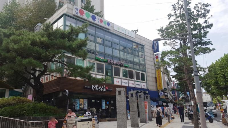 정문 옆에 위치한 단지 내 상가예요