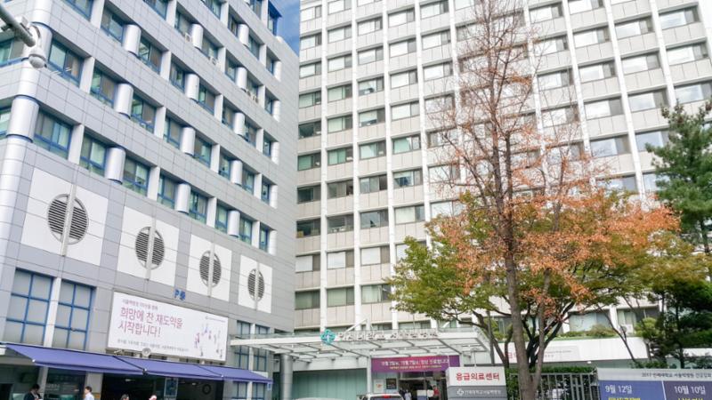 단지 주변에 위치한 대형 의료시설인 인제대학교 서울백병원입니다