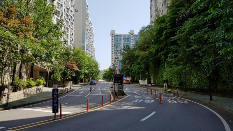 남산타운 아파트 단지의 정문이에요