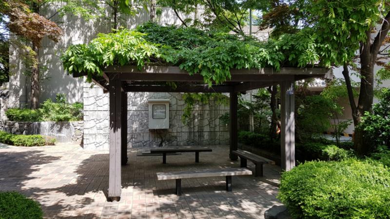 남산타운 아파트 단지 주변에 위치한 단지 내 쉼터 모습이에요