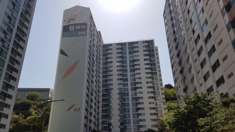 1999년에 지어진 단지인 만큼 부분적으로 연식이 느껴지지만 페인트로 재마감해 깔끔한 외관을 자랑하며, 전체적으로 양호하게 관리된 단지 외관이에요