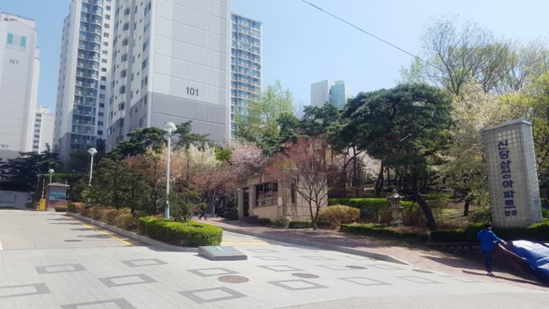 신당삼성 아파트 단지 정문이에요